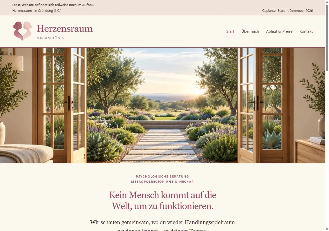 Herzensraum: Miriam Königs Website mit offenen Gartentüren und dem Einstieg in ihr Beratungsangebot.